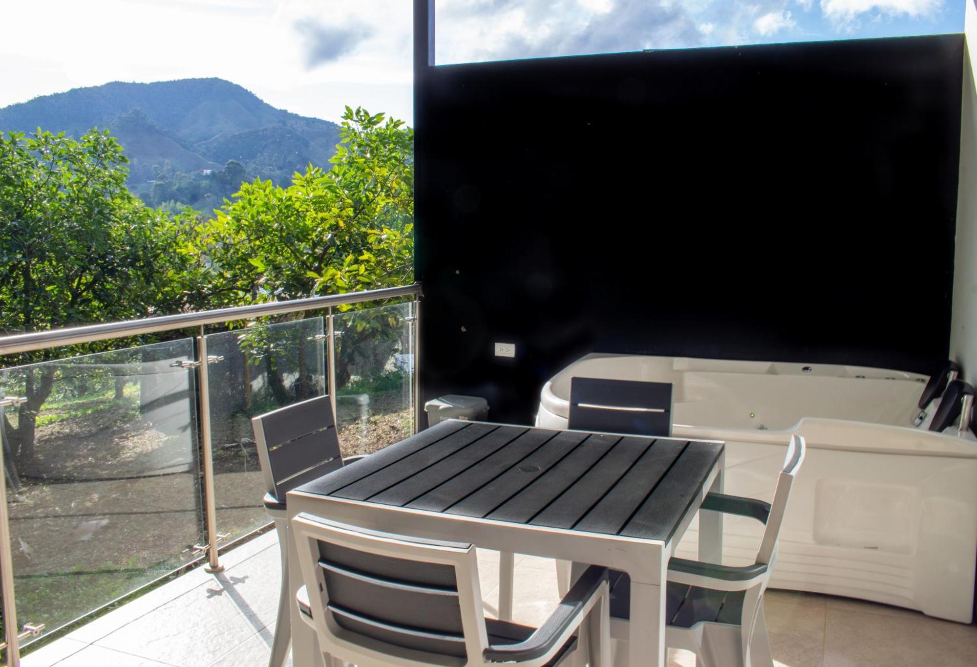 Hotel Campestre Alto Lindo En Guatape Exterior photo